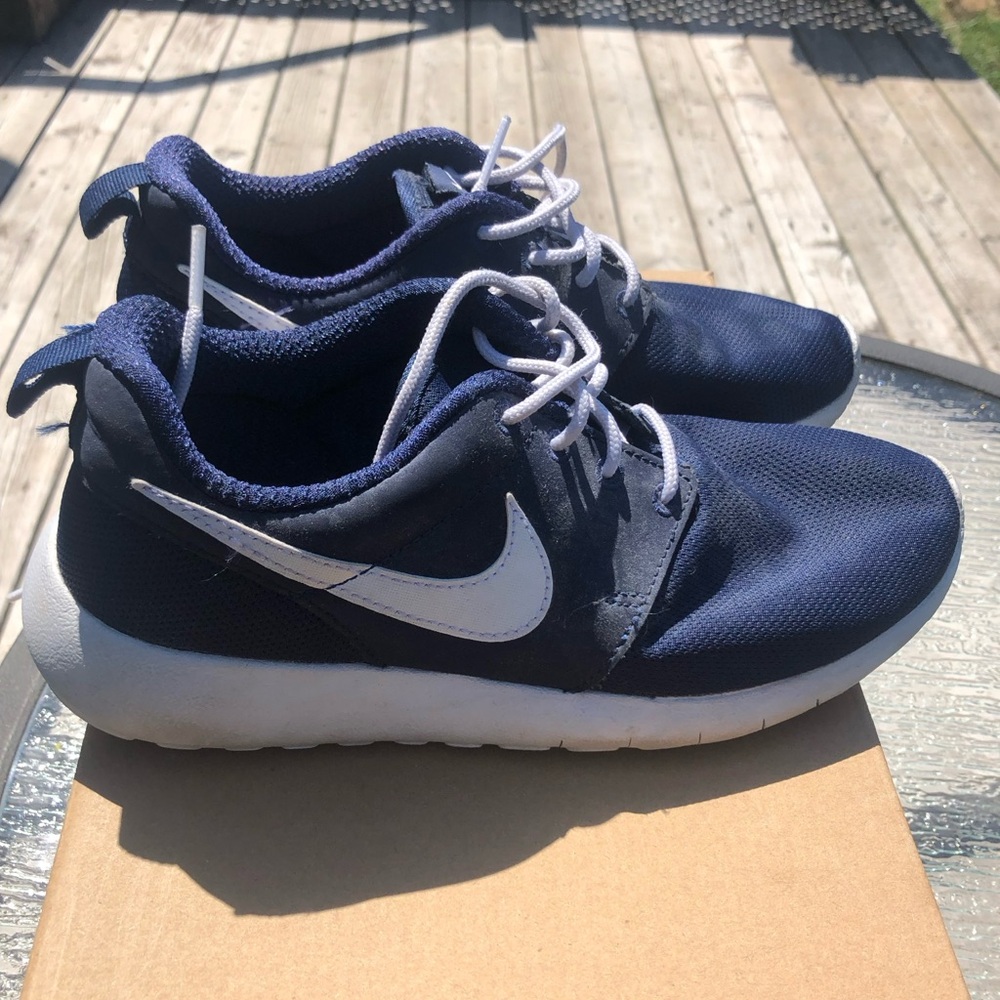 Nike Blue and White Sneakers Sleek Minimalist Design